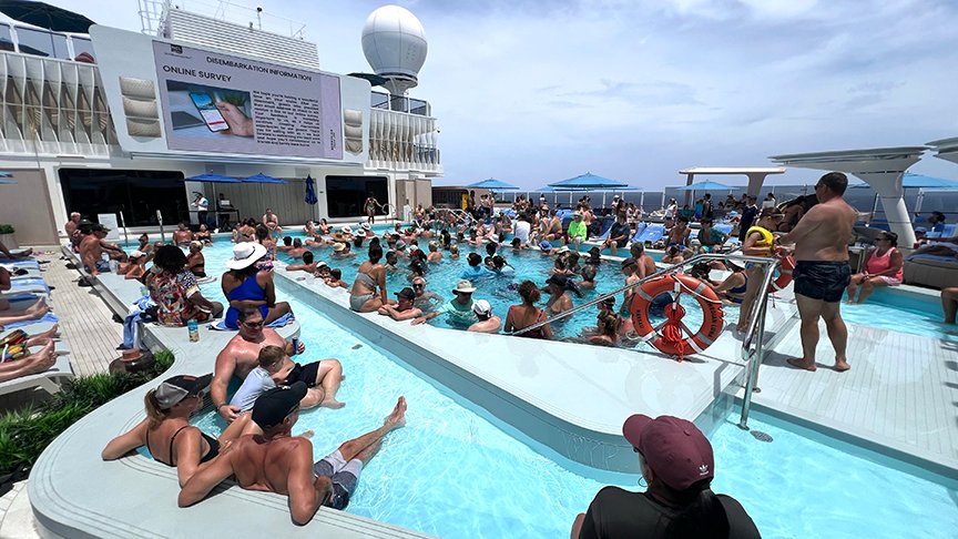 Norwegian Luna Review Swimming Pool Deck 17