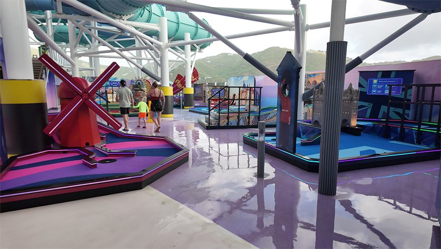 Norwegian Luna Review Game Area